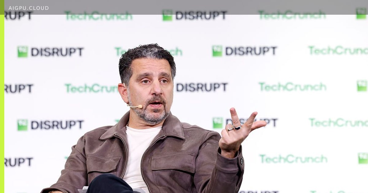 بانوس باناي على خشبة مؤتمر TechCrunch Disrupt يناقش أجهزة الذكاء الاصطناعي المحيطة القابلة للارتداء