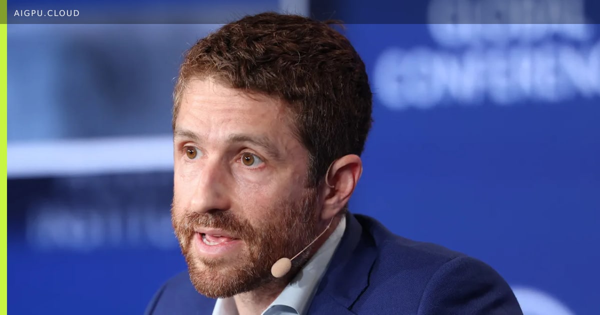 تريستان هاريس يتحدث في مؤتمر لأخلاقيات التكنولوجيا، مع شعار مركز التكنولوجيا الإنسانية
