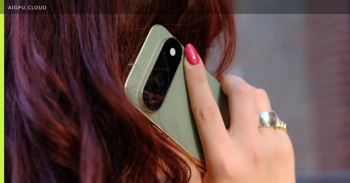 صورة منمقة لذكاء جوجل الاصطناعي Gemini وهو يتعامل مع مكالمة هاتفية، مع واجهة رقمية تعرض نصًا مباشرًا.