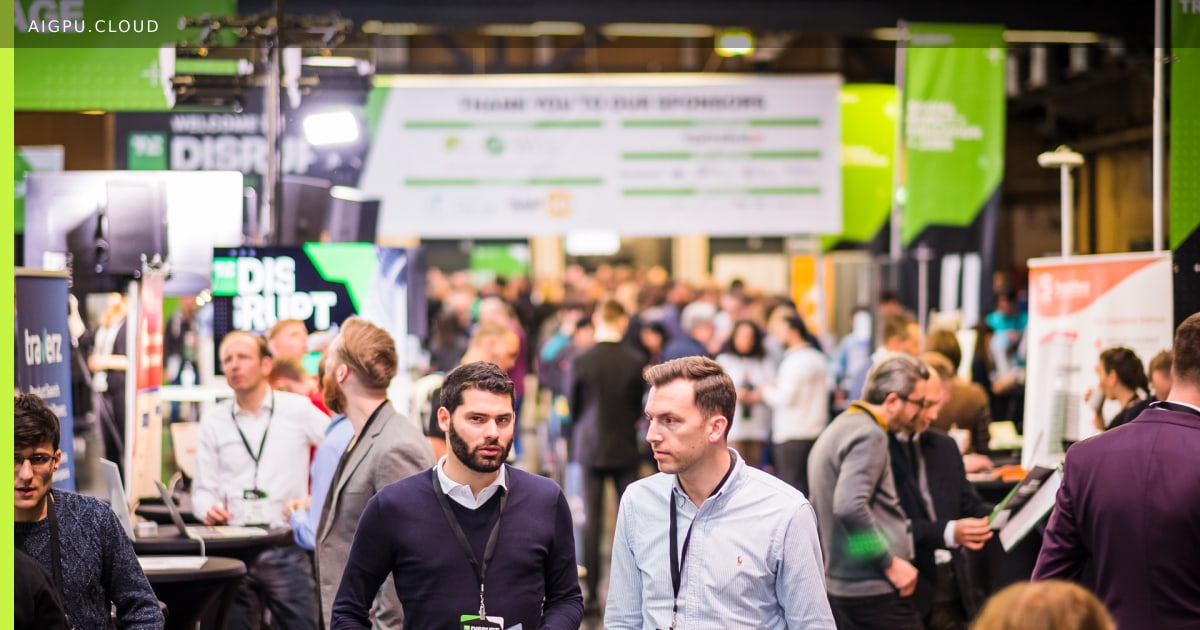 اثنين من المهنيين يتعاونون في مؤتمر تقني، ربما TechCrunch Disrupt، مع خلفية ضبابية من الحضور وأكشاك العرض.