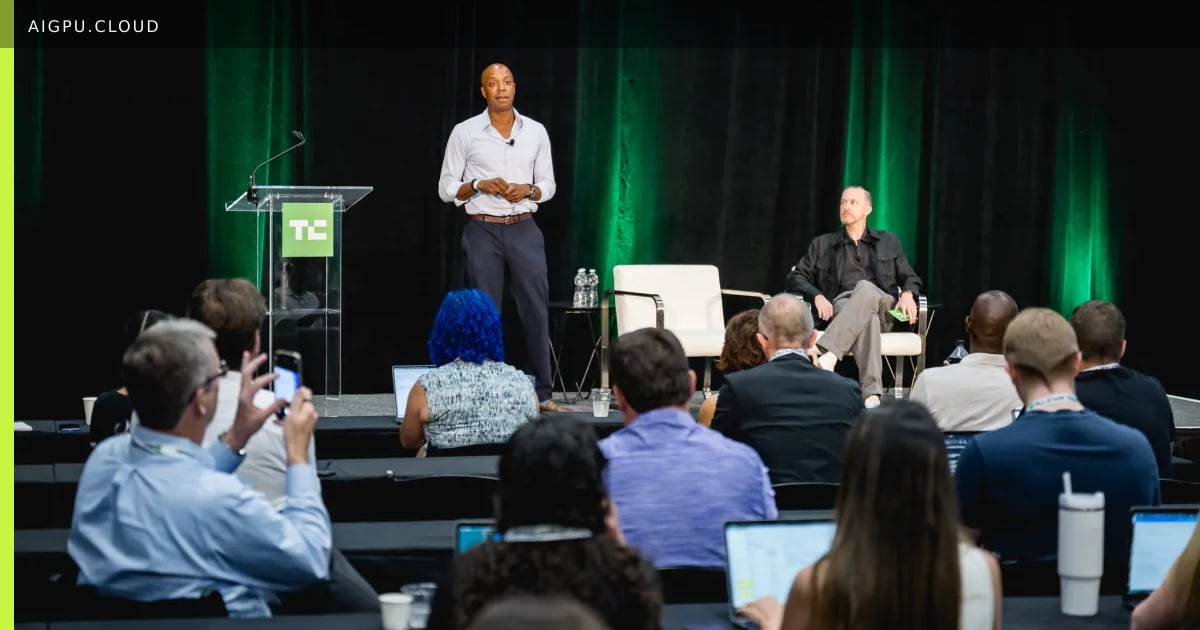 شعار قمة TechCrunch للمؤسسين مع خلفية ضبابية لقاعة مؤتمرات.